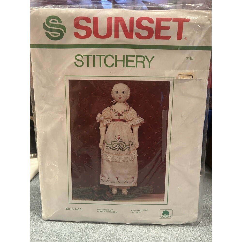 New VTG 1985 Sunset Stitchery Holly Noel Christmas Doll Kit 2192